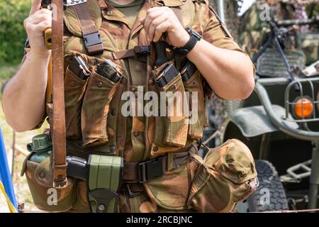 Soldat en équipement militaire de camouflage avec AK-47 Kalachnikov fusil d'assaut avec magazines Banque D'Images