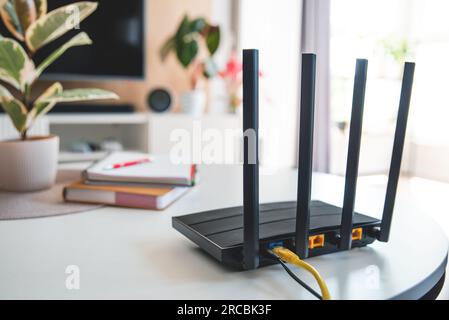 Routeur avec 4 antennes dans le salon. Concept Internet haut débit Banque D'Images