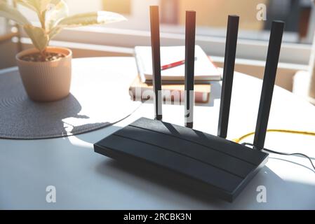 Routeur avec 4 antennes dans le salon. Concept Internet haut débit Banque D'Images