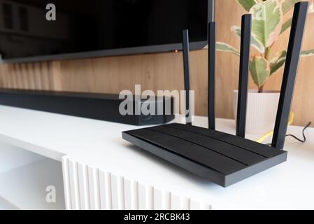 Routeur avec 4 antennes dans le salon. Concept Internet haut débit Banque D'Images