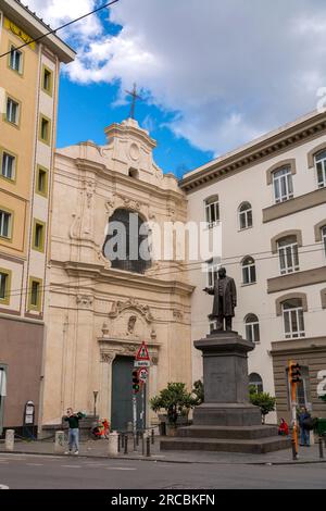 Naples, Italie - 10 avril 2022 : vue de face de l'église San Pietro Martire et de la statue de Ruggero Bonghi à Naples, Campanie, Italie. Banque D'Images