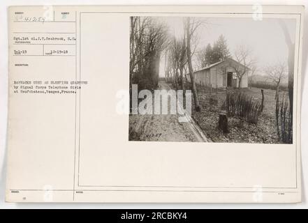 Sergent J.T. Seabrook de Caroline du Sud est visible sur cette photographie prise le 19 juillet. L'image montre des casernes utilisées comme chambres de couchage par les signal corps Telephone Girls à Neufchateau, Vosges, France. La photo est numérotée 141259 et a été émise comme prise 15-18. Banque D'Images