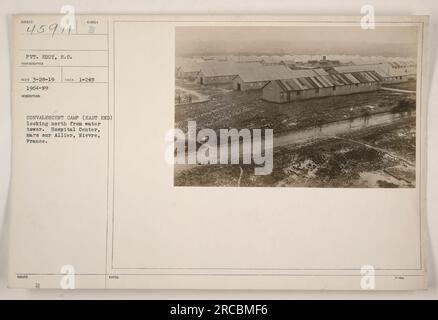 Image montrant le camp de convalescence à l'extrémité est, regardant vers le nord depuis le château d'eau. Ce camp est situé dans le Centre hospitalier de Mars sur Allier, Nièvre, France. La photographie a été prise par le soldat Eddy, S.C., le 28 mars 1919, et elle est cataloguée sous le numéro 45911. Banque D'Images