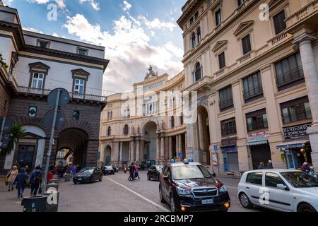 Naples, Italie - 10 avril 2022 : vue extérieure de la Galleria Umberto I, une galerie commerciale publique de Naples, Italie. Construit entre 1887 et 1890 Banque D'Images