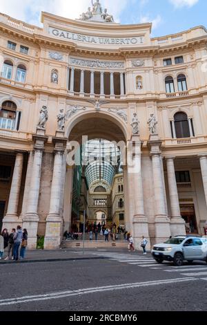 Naples, Italie - 10 avril 2022 : vue extérieure de la Galleria Umberto I, une galerie commerciale publique de Naples, Italie. Construit entre 1887 et 1890 Banque D'Images