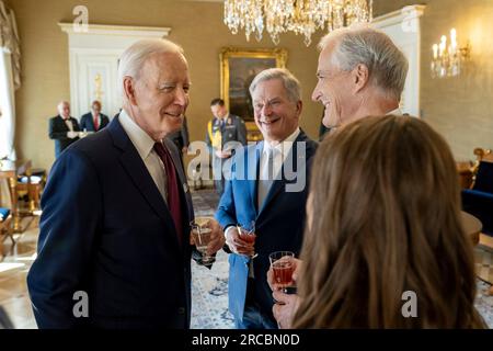 Helsinki, Finlande. 13 juillet 2023. Le président américain Joe Biden, à gauche, discute avec le Premier ministre norvégien Jonas Gahr Store, le président finlandais Sauli Niinisto, au centre, et la première ministre islandaise Katrin Jakobsdottir, à droite, lors d'une réception pour le Sommet des dirigeants américano-nordiques au palais présidentiel, le 13 juillet 2023 à Helsinki, Finlande. Crédit : Adam Schultz/White House photo/Alamy Live News Banque D'Images