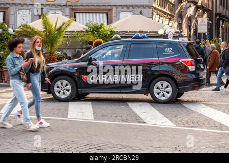 Naples, Italie - 10 avril 2022 : voiture officielle des Carabinieri devant le Palazzo Salerne. Carabinieri sont la gendarmerie nationale de l'Italie qui prima Banque D'Images