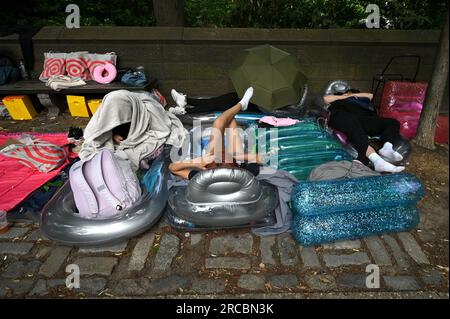 New York, États-Unis. 13 juillet 2023. Les fans du membre du BTS Jung Kook sont vus camper à l'extérieur de Central Park le long de la 5th Avenue pour le dernier jour avant le concert de vendredi, New York, NY, le 13 juillet 2023. (Photo Anthony Behar/Sipa USA) crédit : SIPA USA/Alamy Live News Banque D'Images