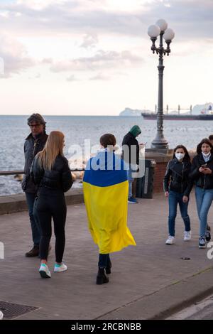 Naples, Italie - 10 avril 2022 : des civils soutenant l'Ukraine dans le conflit de 2022 avec la Russie, attachant des drapeaux nationaux ukrainiens à Naples, Banque D'Images