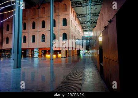 Bilbao, Espagne - 4 août 2022 : Azkuna Zentroa, basque pour Azkuna Centre, anciennement connu sous le nom d'Alhondiga Bilbao est un lieu polyvalent conçu par Ph Banque D'Images