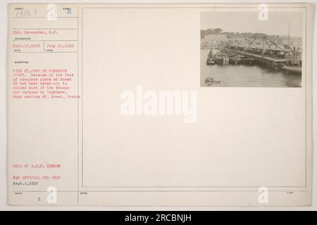 Soldats déchargeant troupes et marchandises des briquets au quai #3, Port de Commerce à Brest. En raison du manque de jetées suffisantes, des briquets ont été utilisés pour décharger les fournitures. Cette photographie a été prise le 12 juillet 1918 par le caporal Carnochan du corps des signaux. Il fait partie de la collection des activités militaires américaines pendant la première Guerre mondiale. L'emplacement est la base Section #5, Brest, France. L'image a été censurée par le censeur de l'A.E.F. Banque D'Images