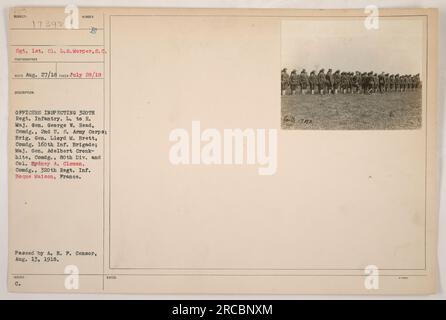 Sergent 1st Class L.G. Morper du 8e régiment de cavalerie est photographié avec d'autres officiers militaires inspectant le 320e régiment d'infanterie. Les officiers présents comprennent le major-général George W. Read, le brigadier-général Lloyd M. Brett, le major-général Adelbert Cronkhite et le colonel Sydney A. Cloman. La photo a été prise le 28 juillet 1918 à Boque Maison, France. Banque D'Images