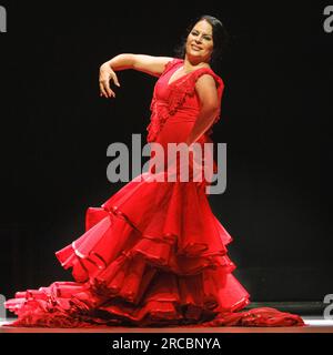 Londres, Royaume-Uni. 13 juillet 2023. Mercedes de Córdoba sur scène. 'Sí, quiero' est la déclaration de Mercedes de Córdoba de ce qu'elle veut du monde et une production qui célèbre la vie elle-même. Signifiant « Oui, je le fais », cette pièce voit Córdoba et une troupe de danseurs de flamenco créer leur propre cérémonie de mariage. Crédit : Imageplotter/Alamy Live News Banque D'Images