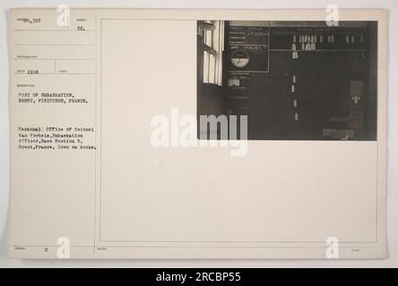 L'image représente les bureaux personnels du colonel Van Voreis, officier d'embarquement au port d'embarquement à Brest, en France. La photo a été prise en 1918 et montre le bureau situé sur les quais. La description fournit des détails supplémentaires tels que le nom du photographe, le numéro de la photo et la date du 8 mars. Banque D'Images