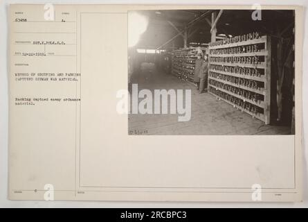 Une photographie illustrant la méthode de regroupement et de stationnement a capturé du matériel de guerre allemand pendant la première Guerre mondiale. L'image montre des étagères remplies de matériel de munitions ennemies, avec le photographe noté SOT.K.Polk.S.C. La description de la photo souligne l'organisation efficace du matériel capturé. Le numéro de référence de l'image est Sumber 67458, et elle a été prise le 22 décembre 1919. Banque D'Images