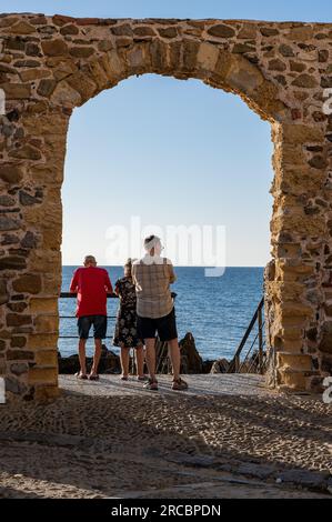 Le front de mer dans la vieille ville de Cefalù lors d'une soirée ensoleillée en Sicile. Historique Cefalù est une destination touristique majeure en Sicile. Banque D'Images