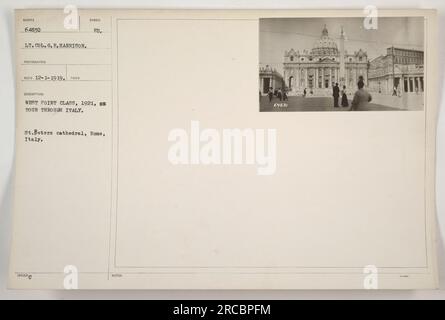 West point classe de 1921 visitant St. Cathédrale de Pierre à Rome, Italie lors de leur tournée du pays. La photographie a été prise le 1 décembre 1919 par le lieutenant-colonel G. P. Harrison. L'image fait partie de la collection SUMDER 64830 et a été étiquetée avec la description 'WEST POINT CLASS, 1921.' Banque D'Images