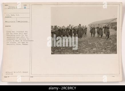 Le 144th Infantry Band, anciennement connu sous le nom de 4th et 6th Texas Infantry, fournit de la musique aux spectateurs après la cérémonie de remise des prix du D.S.C. au capitaine Ed Rickenbacker et à d'autres. L'événement a eu lieu au quartier général de la 1e armée à Remicourt, Meuse, France. La photographie a été publiée par A.E.F. Censurer le 12-23-18. IBBUED : M. Banque D'Images