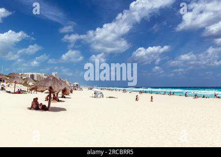 Touristes sur la plage Dolphin à Cancun, péninsule du Yucatan. Banque D'Images