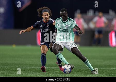 L'attaquant Machop Chol (30) d'Atlanta United se bat pour la possession avec le défenseur Ryan Spaulding (34) de la Révolution de Nouvelle-Angleterre pendant la seconde mi-temps Banque D'Images