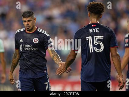 Milieu de terrain de la Révolution de Nouvelle-Angleterre Brandon Bye (15) high five New England Revolution attaquant Gustavo Bou (7) pendant la première mi-temps lors d'un socce de la MLS Banque D'Images