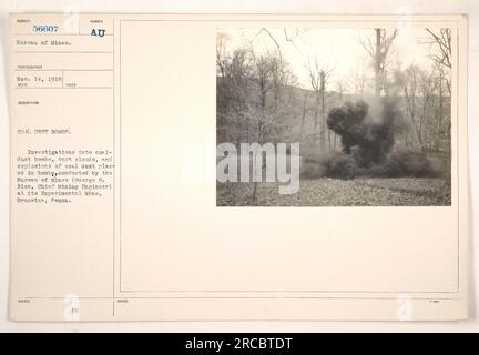 Photographie montrant des enquêtes menées sur des bombes de poussière de charbon, des nuages de poussière et des explosions de poussière de charbon placées dans des bombes par le Bureau des mines. Les expériences ont été réalisées à la mine expérimentale de Bruceton, Penna, sous la supervision de George S. Rice, ingénieur minier en chef. But des expériences inconnu. Banque D'Images