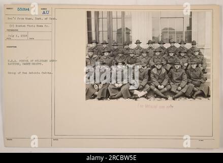 Image montrant un groupe de cadets de San Antonio à l'École d'aéronautique militaire des États-Unis. Cette photographie a été prise le 1 juillet 1918 et est réservée à un usage officiel seulement. Le photographe est Boston photo News Co. La légende est factuelle et non créative. L'image provient de la collection 'Photographs of American Military Activities during World War One'. Banque D'Images