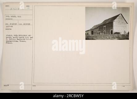 Image représentant une écurie, des bâtiments de ferme et une maison à Montmorillon, Vienne, France pendant la première Guerre mondiale La photographie a été prise le 4 octobre 1918. L'emplacement a été utilisé par le South-North Railroad et le C. Service Engineers S.O.S. Le photographe était Pvt. Beach de Caroline du Sud. Banque D'Images