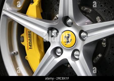 Une superbe vue rapprochée d'une roue Ferrari, mettant en valeur le mélange parfait de précision d'ingénierie et de design artistique. Banque D'Images