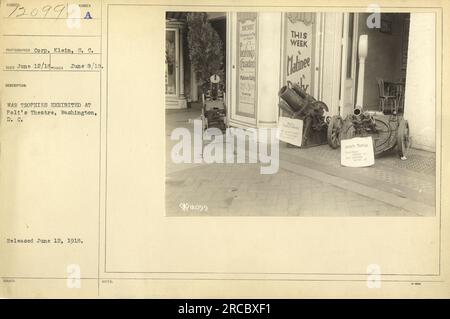 Soldats affichant des trophées de guerre capturés au poli's Theatre à Washington, D.C. le 8 juin 1918. L'événement a eu lieu pour exposer le butin de guerre. Photographié par Corp. Klein. Publié le 12 juin 1918. Banque D'Images