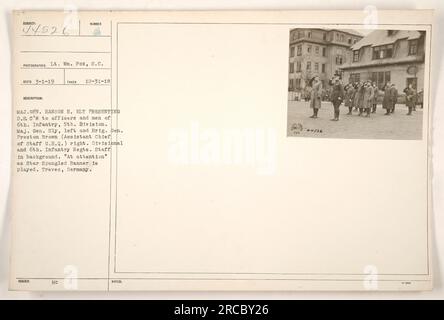 Le major général Hanson E. Ely présente des croix de service distingué aux officiers et aux hommes de la 6e division d'infanterie de la 5e division à Treves, en Allemagne. Brig. Le général Preston Brown, chef d'état-major adjoint C.H.Q., se tient aux côtés du major général Ely. L'état-major de la division et du 6e régiment d'infanterie peut être vu en arrière-plan. Les soldats se tiennent à l'attention pendant que le Star Spangled Banner est joué. Banque D'Images