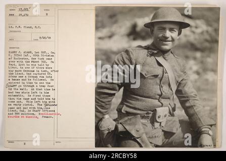 La photographie montre Harry J. Adams, 1st SGT., Co K, 353rd Inf., 89th Division of Rochester, New York capture des soldats allemands à Bouillonville, Meurthe et Moselle, France pendant la première Guerre mondiale Le 12 septembre, le lieutenant P.W. Cloud ordonna à Adams d'enquêter sur la présence de tout Allemand restant dans la ville. Adams a rencontré un Allemand qui s'est enfui dans une maison et a suivi. Il tira ses deux derniers coups de feu par la porte et apprit avec succès les Allemands, qui furent plus tard accompagnés par le lieutenant-colonel, des officiers d'état-major et des soldats. Banque D'Images