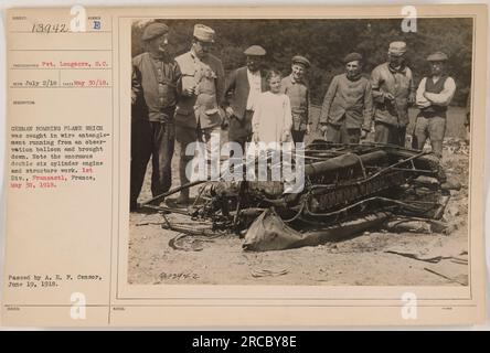 Avion de bombardement allemand pris dans un enchevêtrement de fil et abattu par la 1e Division à Francastl, France le 30 mai 1918. La photographie montre l'énorme double moteur six cylindres de l'avion et son travail structurel. L'image a été prise par le VP Longacre, S.C. et est le sujet numéro 13942. Il a été reçu le 2 juillet 1918 et approuvé par l'A.E.F. Censurer le 19 juin 1918. Banque D'Images