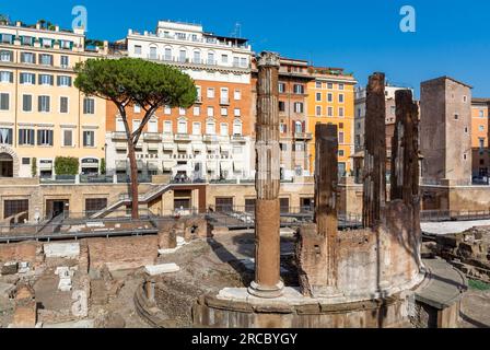 Rome, Latium, Italie, Largo di Torre Argentina est une place de Rome, en Italie, avec quatre temples républicains romains et les vestiges du Théâtre de Pompée. Banque D'Images