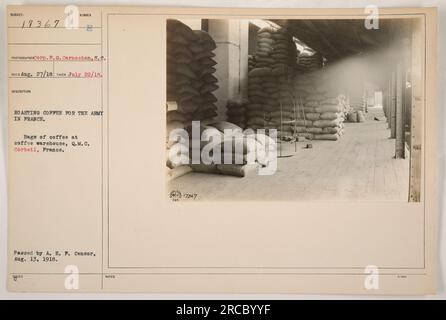 Soldats en France torréfiant du cuivre pour l'armée pendant la première Guerre mondiale Des sacs de café peuvent être vus dans l'entrepôt de café à Q.M.C. Corbeil, France. La photographie a été prise le 22 juillet 1918 par Corp. F. G. Carnochan et passée par le censeur de l'A. E. F. le 13 août 1918. Banque D'Images