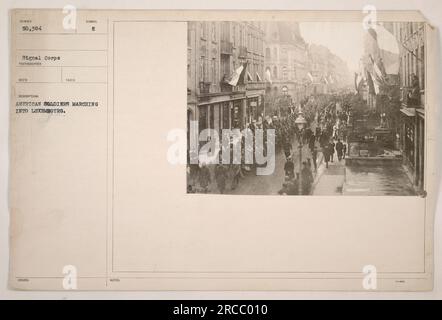 Soldats américains marchant en formation pendant la première Guerre mondiale. Les soldats sont vus entrer au Luxembourg dans le cadre de leurs activités militaires pendant la guerre. La photographie a été prise par le signal corps et a été officiellement documentée. Banque D'Images