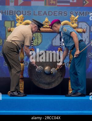 Denpasar, Indonésie. 13 juillet 2023. ÉTATS-UNIS Corps des Marines Lieutenant général William Jurney, à gauche, commandant, États-Unis Les Forces du corps des Marines du Pacifique, et le major général Nur Alamsyah, commandant du Korps Marinir Republik Indonesia, frappèrent un gong, symbolisant la conclusion du symposium des chefs amphibies du Pacifique, le 13 juillet 2023 à Denpasar, Bali, Indonésie. Le symposium impliquait des chefs militaires de 24 nations indo-pacifiques. Crédit : Cpl. Arianna Lindheimer/É.-U. Marine corps/Alamy Live News Banque D'Images