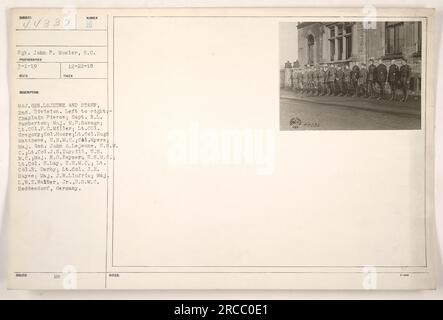 Le sergent John P. Musler a pris cette photographie le 1 mars 1919. Il comprend le major général John A. Lejeune et son état-major de la 2nd Division. Les individus de gauche à droite sont l'aumônier Pierce, capitaine R.L. Pemberton, Major E.P. Savage, lieutenant-colonel P.C. Miller, lieutenant-colonel Gregory, colonel Moore, lieutenant-colonel Hugh Matthews, M.C. des États-Unis, colonel Myers, lieutenant-colonel J.S. Turrill, États-Unis M.C., Maj. R.S. Keyser, M.C. des États-Unis, lieutenant-colonel H. Lay, M.C. des États-Unis, lieutenant-colonel R. Derby, lieutenant-colonel J.H. Hayes, Major J.W. Llufrio, Maj L.W.T. Garçon, Jr., U.S.M.C. Le lieu de la photo est Heddesdorf, Allemagne. Banque D'Images