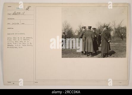 Brigadier général E.H. De Armond, colonel A.L. Fuller, major général W.J. Neige, et le lieutenant-colonel H.B. Hersey est vu menant des opérations de ballons au Polo Field à Washington, DC pendant la première Guerre mondiale Cette photographie a été prise à une date non précisée et faisait partie d'une série documentant les activités militaires américaines pendant la guerre. Banque D'Images