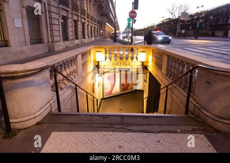 Paris, France - 20 janvier 2022 : Station de métro métropolitaine de Concorde dans le premier arrondissement de Paris, France. Banque D'Images