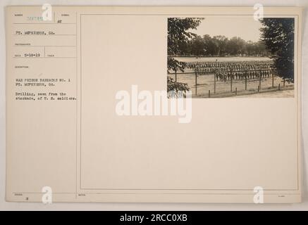 Des soldats américains sont vus forer depuis la palissade de la prison de guerre caserne n ° 1 à ft. McPherson, Géorgie. Cette photographie a été prise le 10 mai 1919 et fait partie d'une collection de photographies illustrant les activités militaires américaines pendant la première Guerre mondiale. Banque D'Images