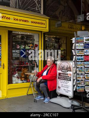 13 juillet 2023. Inverness City, Highlands and Islands, Écosse. C'est une femme avec des bâtons de marche assis sur un siège à l'extérieur du marché Victoria à Inverness Banque D'Images