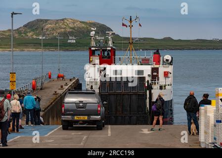 Fionnphort, île de Mull, Écosse, Royaume-Uni, 6 juin 2023. Le ferry CalMac à Fionnphort, passagers attendant d'embarquer pour la traversée vers l'île d'Iona Banque D'Images