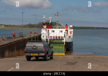 Fionnphort, île de Mull, Écosse, Royaume-Uni, 6 juin 2023. Le CalMac ferry Loch Buie, ferry à côté à Fionnphort chargement d'un véhicule. Banque D'Images