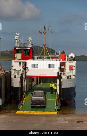 Fionnphort, île de Mull, Écosse, Royaume-Uni, 6 juin 2023. Le CalMac ferry Loch Buie, ferry à côté à Fionnphort chargement d'un véhicule. Banque D'Images