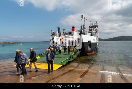 Île d'Iona, Écosse, Royaume-Uni. 6 juin 2023. Passagers à pied arrivant sur l'île d'Iona depuis le ferry inter-île Loch Buie de Fionnphort, Mull. Banque D'Images