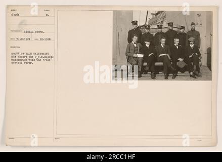 Groupe d'hommes de l'Université Yale à bord de l'U.S.S. George Washington, aux côtés du Parti présidentiel. Cette photographie a été prise en décembre 1918 et émise par le signal corps. Observations notables : affiliation à l'université de Yale, présence du parti présidentiel, nom et numéro d'identification du navire (USS George Washington, ID-3018). Banque D'Images