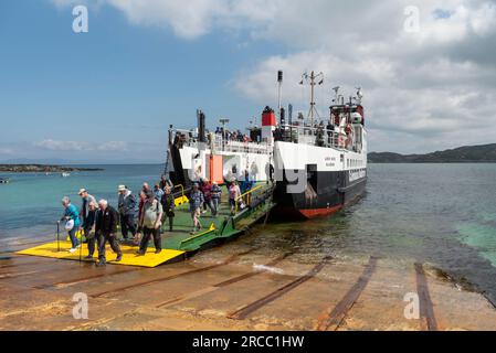 Île d'Iona, Écosse, Royaume-Uni. 6 juin 2023. Passagers à pied arrivant sur l'île d'Iona depuis le ferry inter-île Loch Buie de Fionnphort, Mull. Banque D'Images