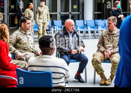 Jasionka, Pologne. 12 juillet 2023. ÉTATS-UNIS Le sénateur Mark Kelly, D-AZ, s'entretient avec des parachutistes de l'armée américaine affectés à la 82e division aéroportée, lors d'une rencontre avec des membres d'une délégation du Congrès à l'aéroport Rzeszow Jasionka, le 12 juillet 2023 à Jasionka, en Pologne. Les parachutistes sont positionnés le long de la frontière avec l'Ukraine pour soutenir l'OTAN. Crédit : CPS. Vincent Levelev/US Army photo/Alamy Live News Banque D'Images