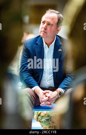 Jasionka, Pologne. 12 juillet 2023. Le représentant américain Adam Schiff, D-CA, parle avec les parachutistes de l'armée américaine affectés à la 82e division aéroportée, lors d'une rencontre avec les membres d'une délégation du Congrès à l'aéroport Rzeszow Jasionka, le 12 juillet 2023 à Jasionka, en Pologne. Les parachutistes sont positionnés le long de la frontière avec l'Ukraine pour soutenir l'OTAN. Crédit : CPS. Vincent Levelev/US Army photo/Alamy Live News Banque D'Images